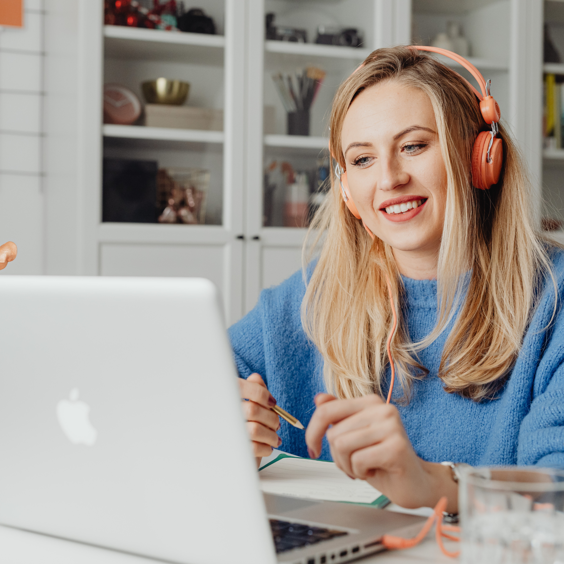 Manager coordonnant une équipe hybride avec collaborateurs à distance et au bureau