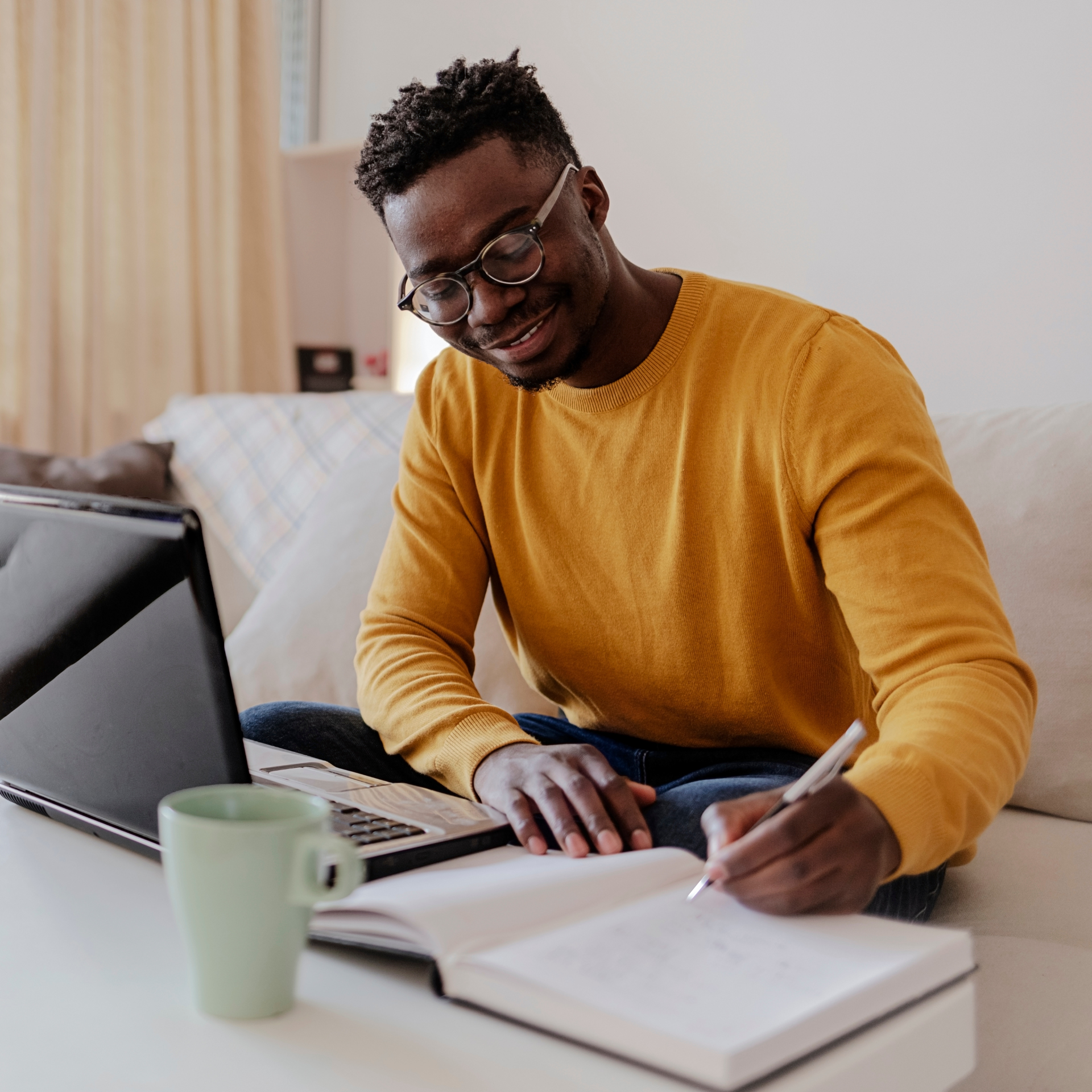 Un auto entrepreneur travail et créé sa micro-entreprise.
