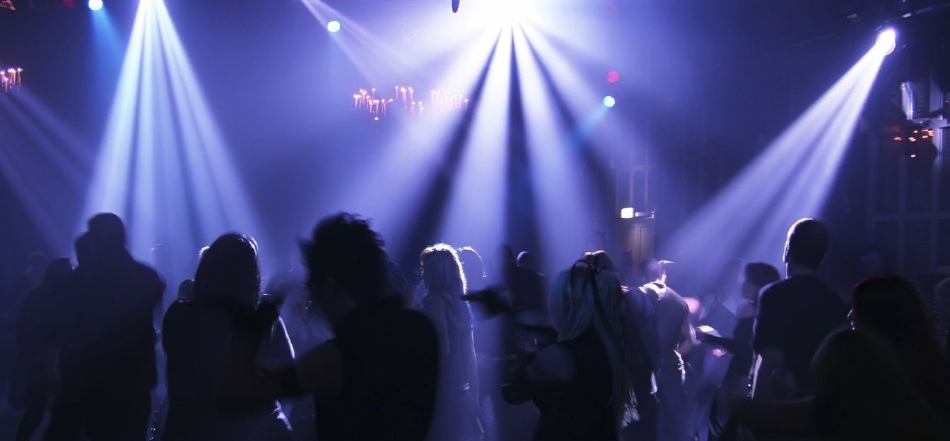 Willkommen in meiner Musik-Welt! Gäste tanzen auf der Hochzeits-Party