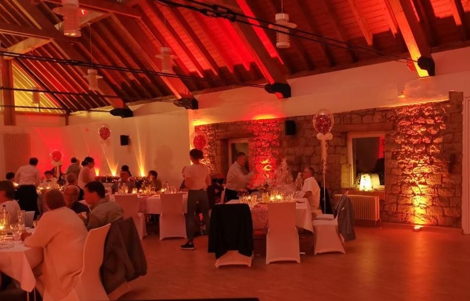 Floorspots und mehr Grün Pink Beleuchtung eines Restaurants bei Koblenz