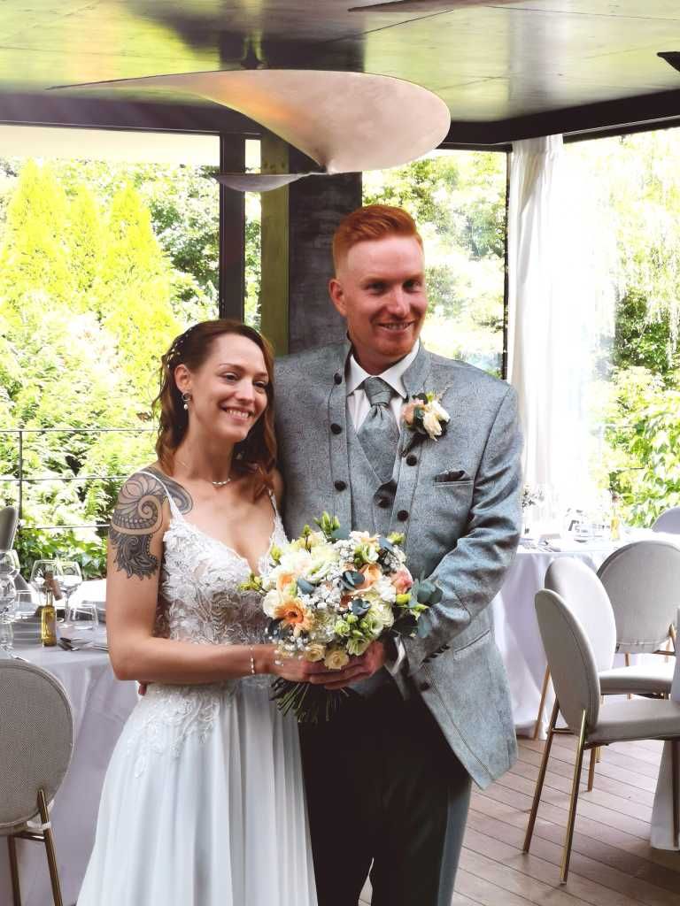 Das glückliche Brautpaar Julie und Sébastien an ihrem Hochzeitstag in Luxemburg.