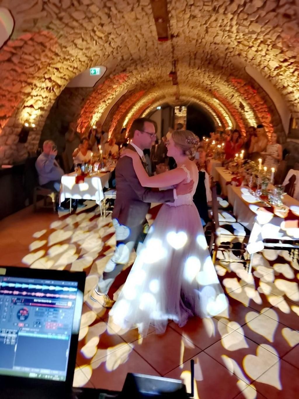 Brautpaar tanzt vor Hochzeits-DJ im Weinkeller bei Bad Kreuznach