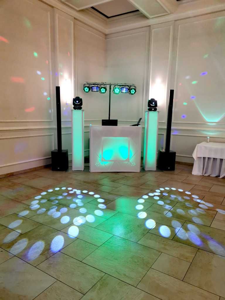DJ-Pakete & Preise für eure Feier Professionelles DJ-Weddingpaket von DJ Tom aufgebaut im großen Saal.