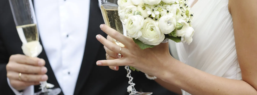 DJ Hochzeit Bad Kreuznach dj_bad_kreuznach_brautpaar_mit_sekt_und_strauss