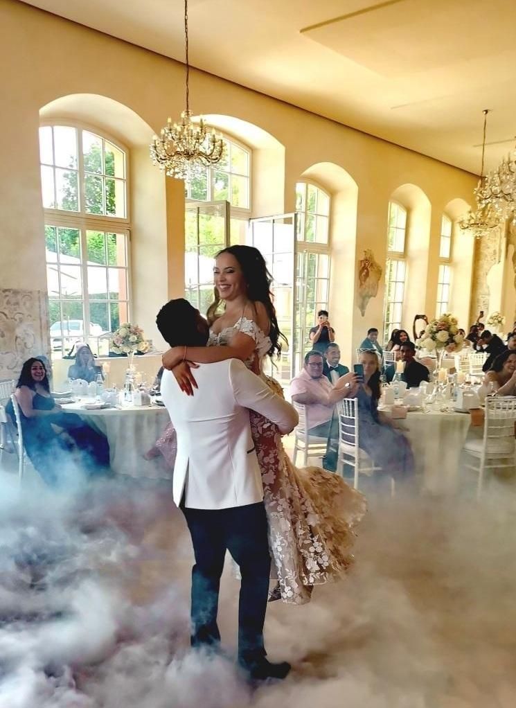 zum Beratungsgespräch Brautpaar tanzt mit Bodennebel in der Orangerie Schloss Bekond