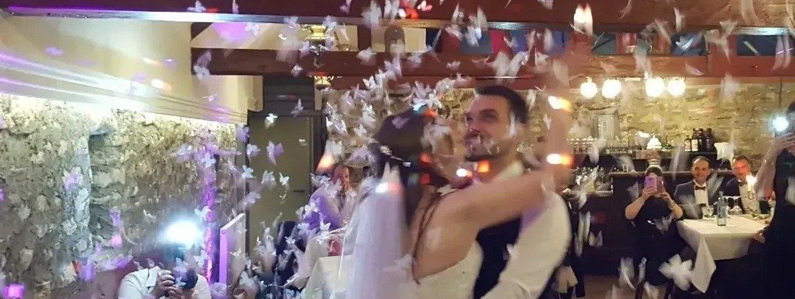 Hochzeit DJ mit tanzendem Brautpaar und Konfetti