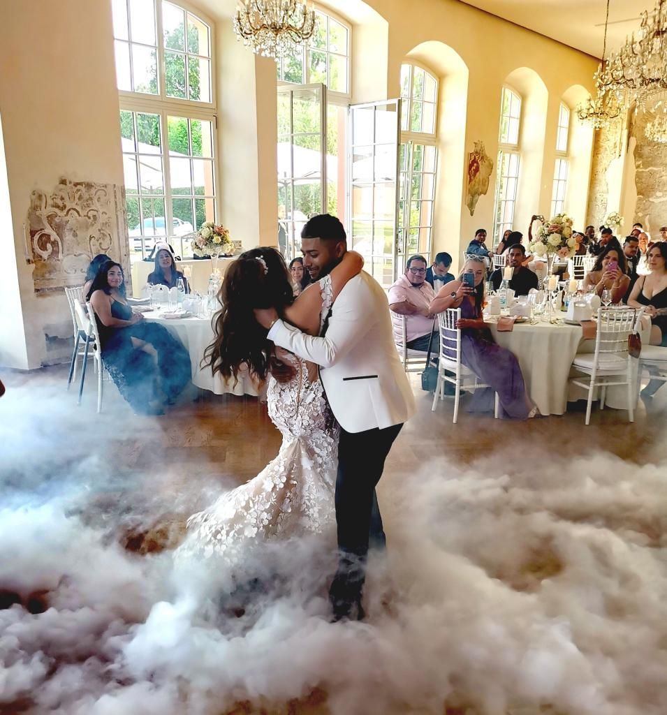 ein individuelles DJ-Paket wartet auf euch! Hochzeitspaar beim Tanzen mit Bodennebel