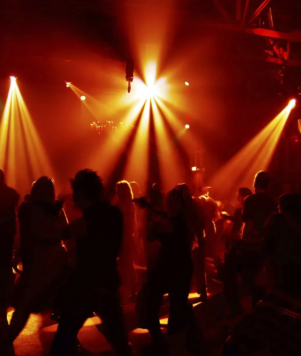 DJ-Pakete & Preise für eure Feier Menge feiert in einer Disco in Kaiserslautern