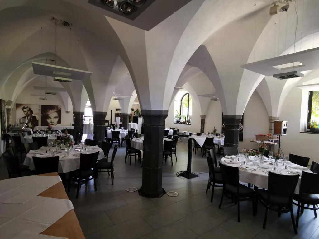 Brautpaar im Weinberg