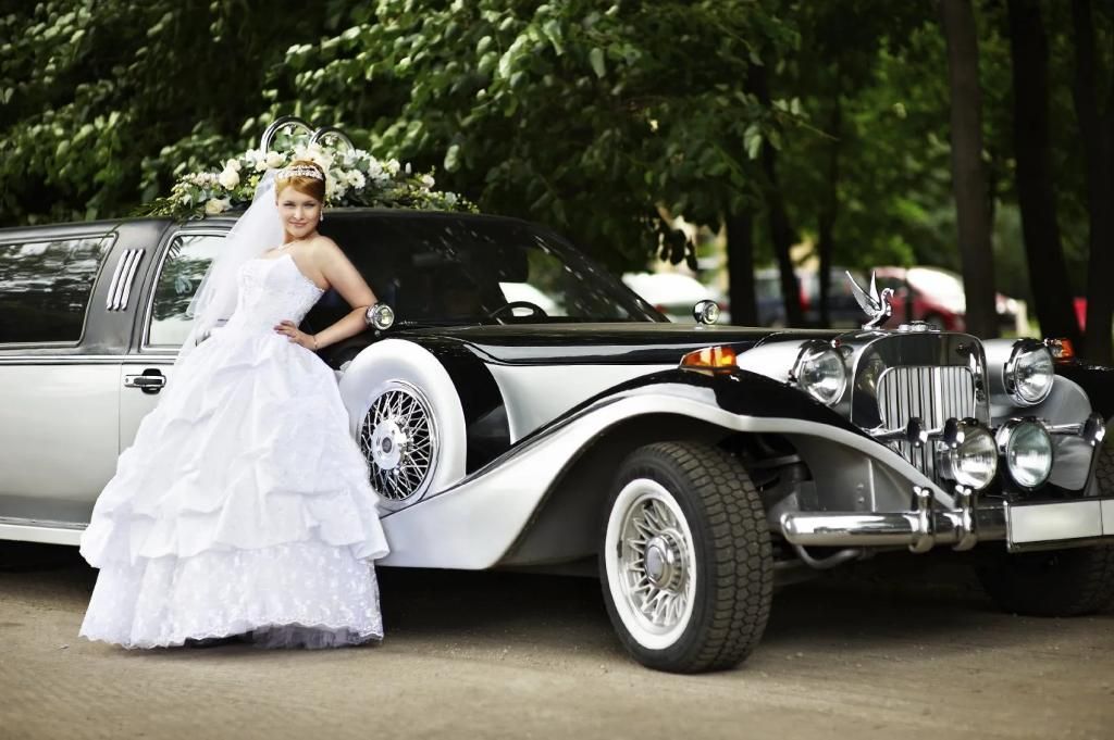 Braut vor Oldtimer in Luxemburg