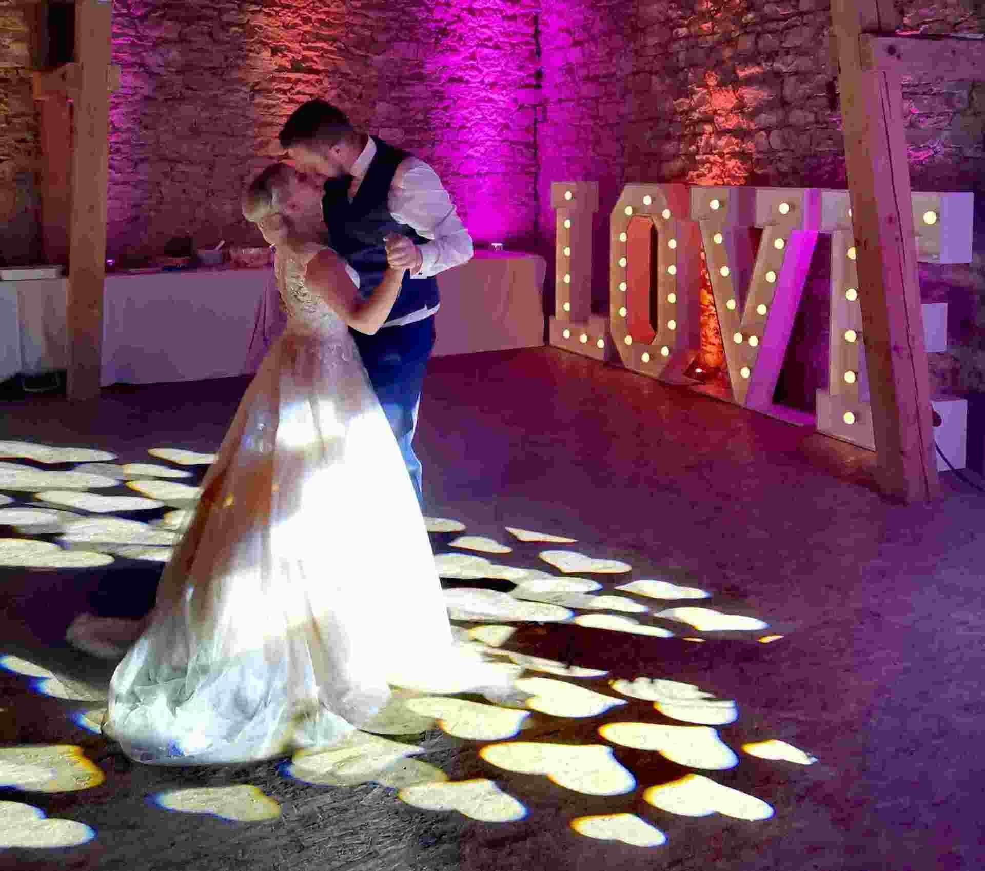 DJ Beratungsgespräch Brautpaar tanzt auf der Bühne zur Musik von DJ Rhein-Main