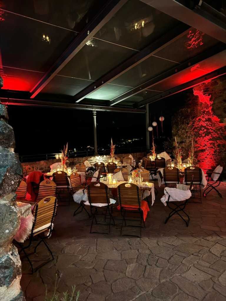 Die Terrasse von Schloss Oberstein Innenhof des Schloss Oberstein mit beleuchteter Terrasse
