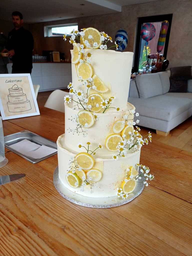 mehr unter Hochzeits-DJ Hochzeitstorte mit Zitronen