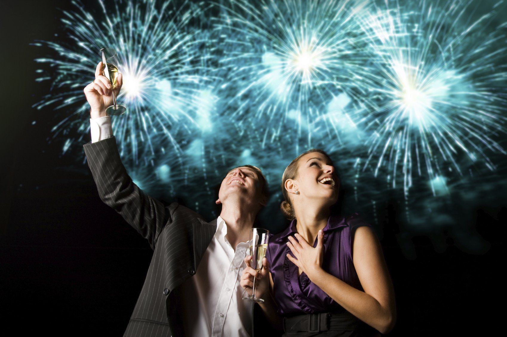 2 Gäste bewundern ein Feuerwerk