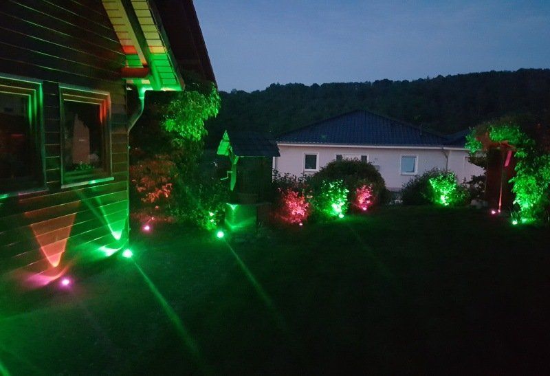 Gartenparty Beleuchtete eines Gartens in Rot und Grün