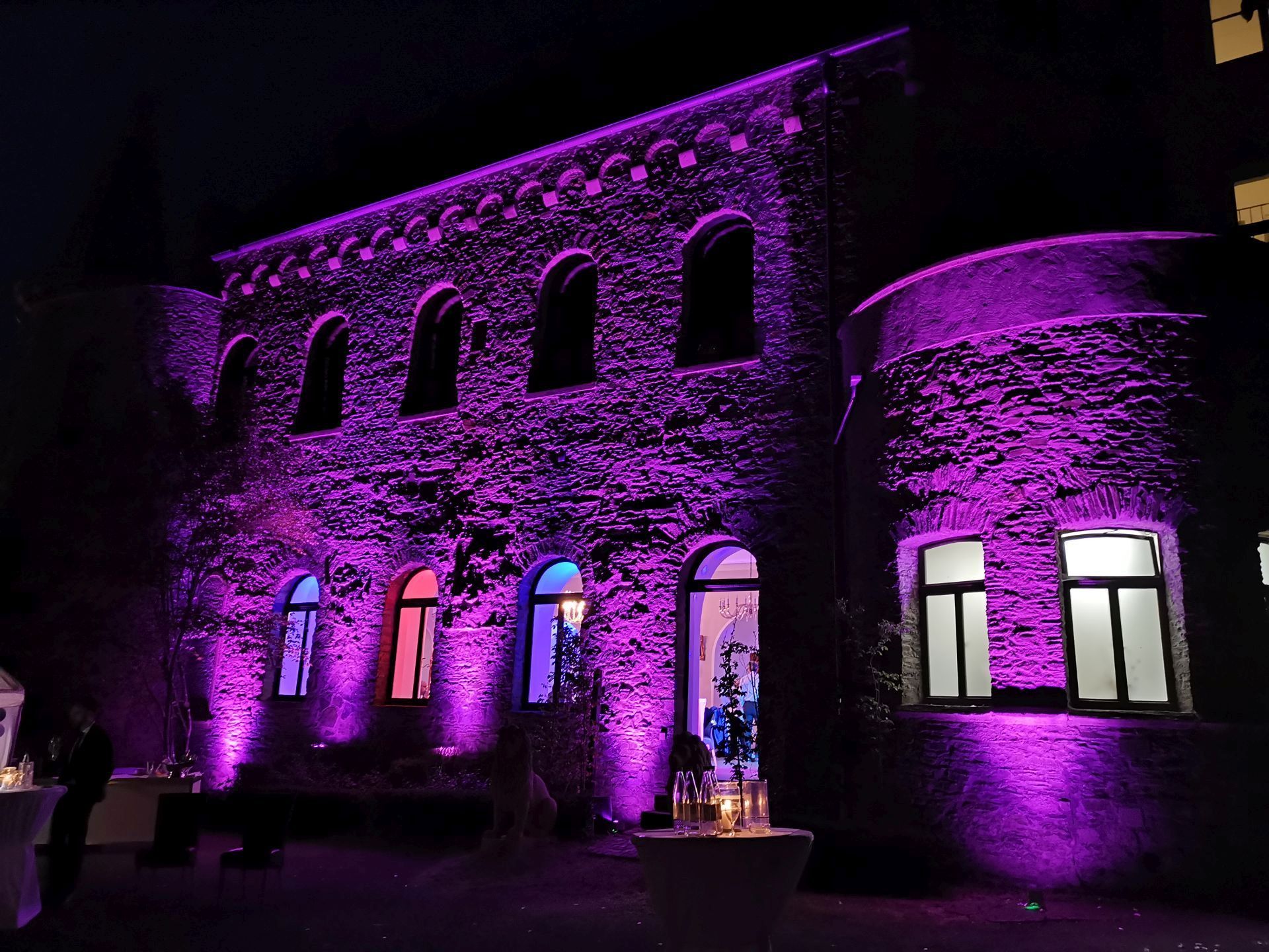 Lila beleuchtetes Schloss Dhaun