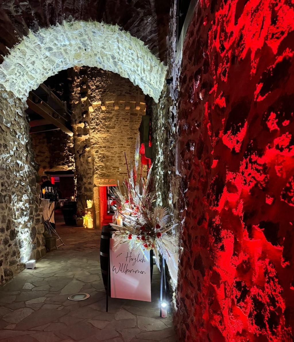 Beleuchtung auf Schloss Oberstein Beleuchtete Schlossmauern in Rot und Weiß