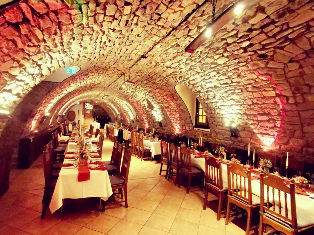 Traumhafte Hochzeit auf einem Weingut Beleuchtung eines Weinkellers
