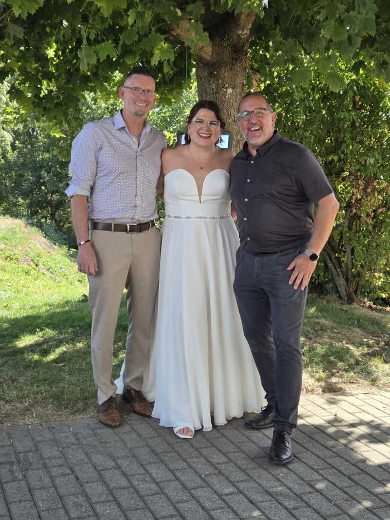 DJ Tom zusammen mit dem Brautpaar Christin und Walter-Georg im Berghotel Kristall.