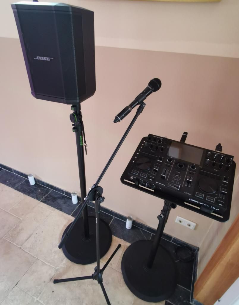 Klein aber fein Akku-Box mit Mikrofon und Mischpult auf Stativen