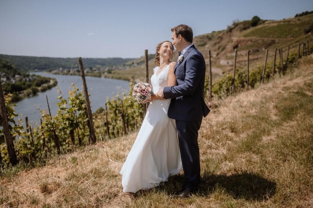 Brautpaar beim Shooting in den Weinbergen