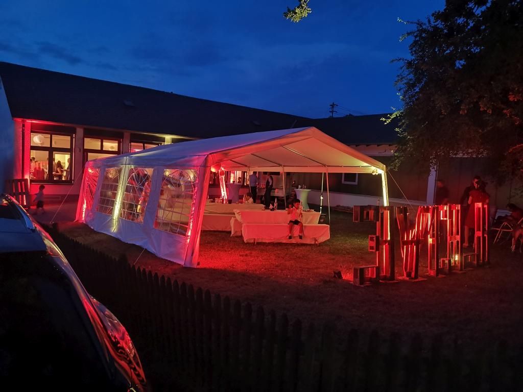 Außenbereich der Hochzeit mit Zelt und Beleuchtung