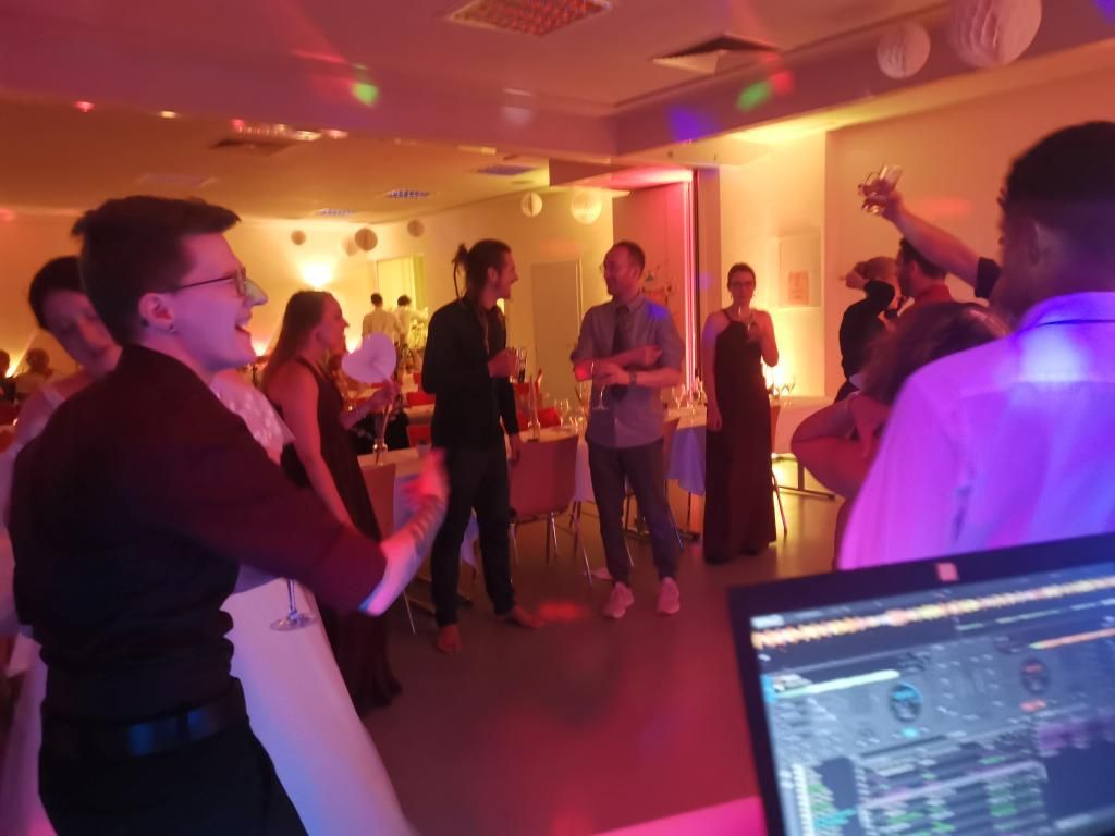 Gäste tanzen auf der Hochzeit in Andel