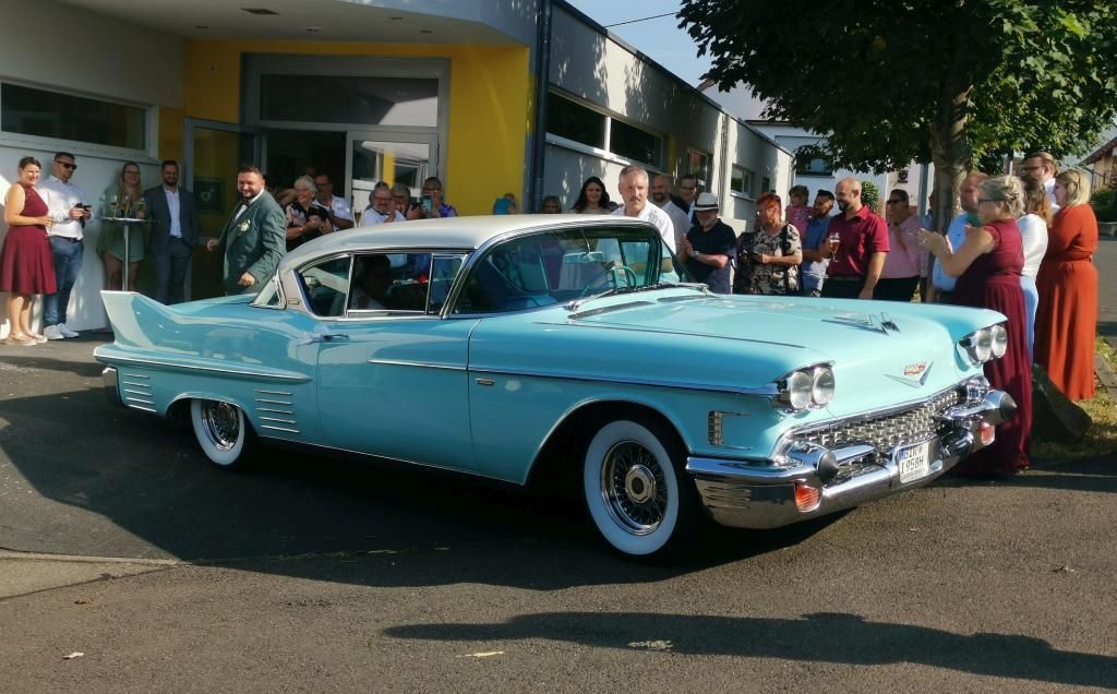 Das elegante Oldtimer-Brautauto von Loredana und Dennis vor der Hochzeitslocation.