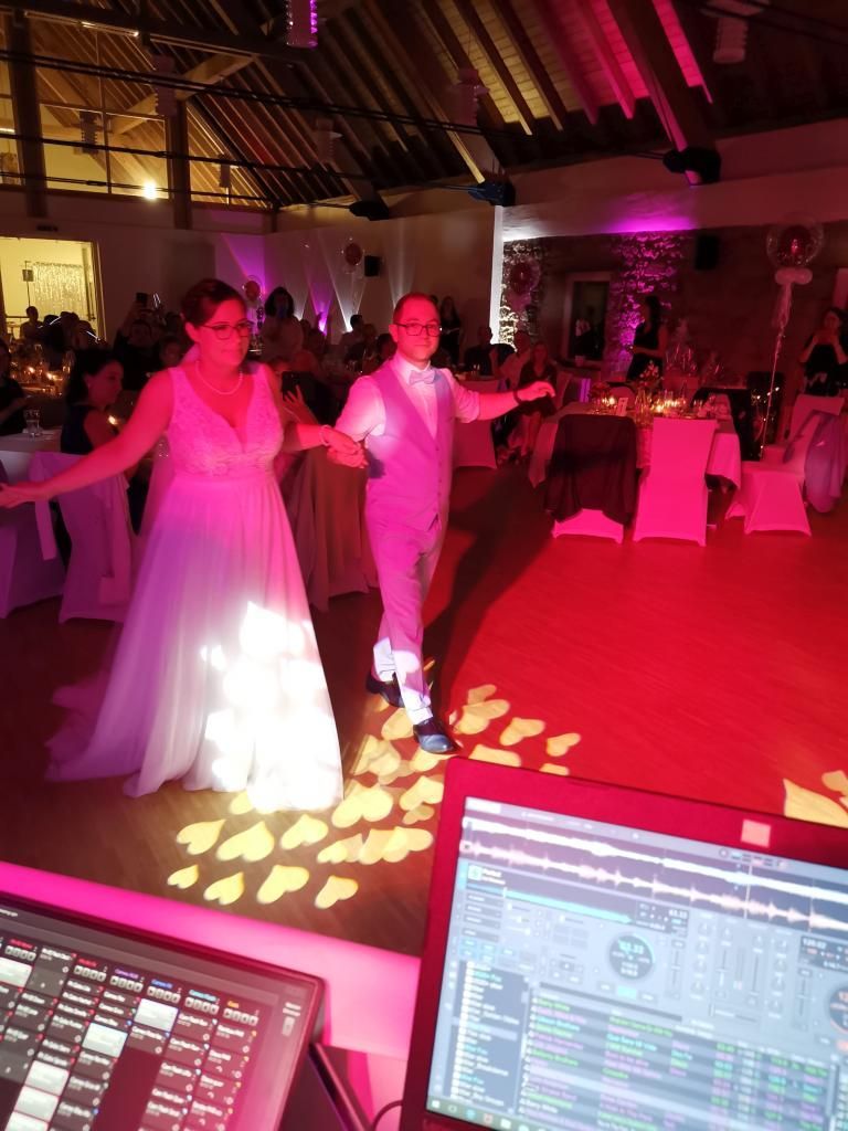 Brautpaar mit roter Beleuchtung