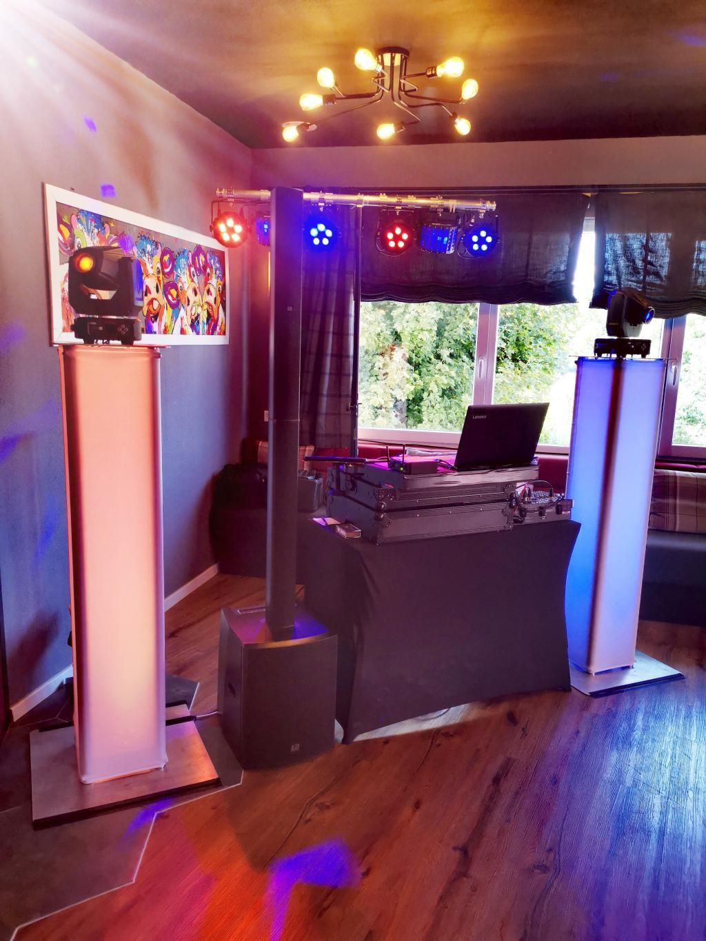 DJ-Aufbau mit Lautsprechern