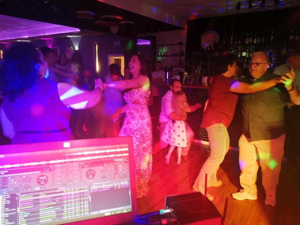 Hochzeitsgesellschaft tanzt