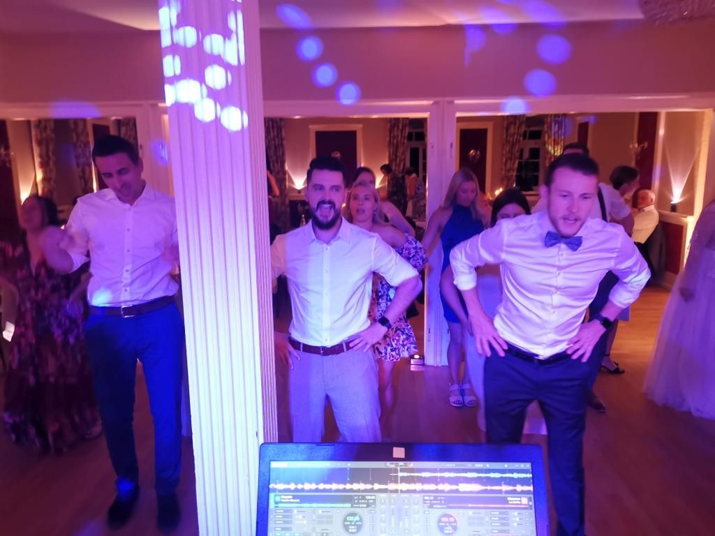 Jungs tanzen den Macarena