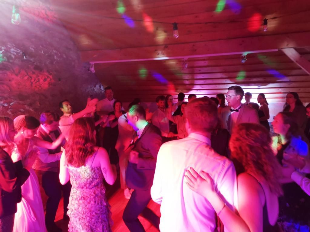 Hochzeitsgäste tanzen zur Musik von Hochzeits-DJ Tom