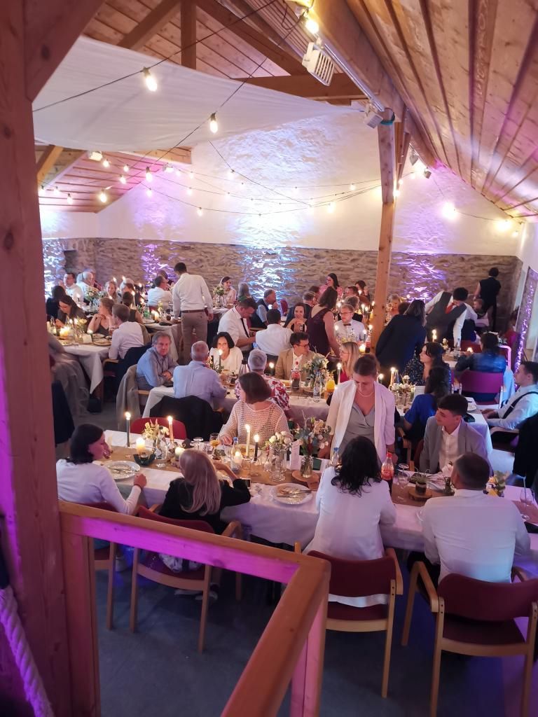 Hochzeitsgäste in rustikaler Scheune