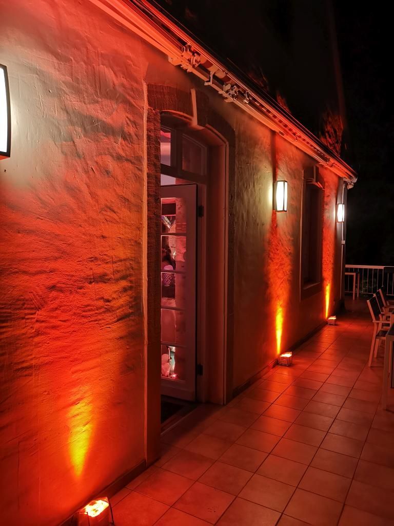 Amber Außenbeleuchtung an der Hauswand