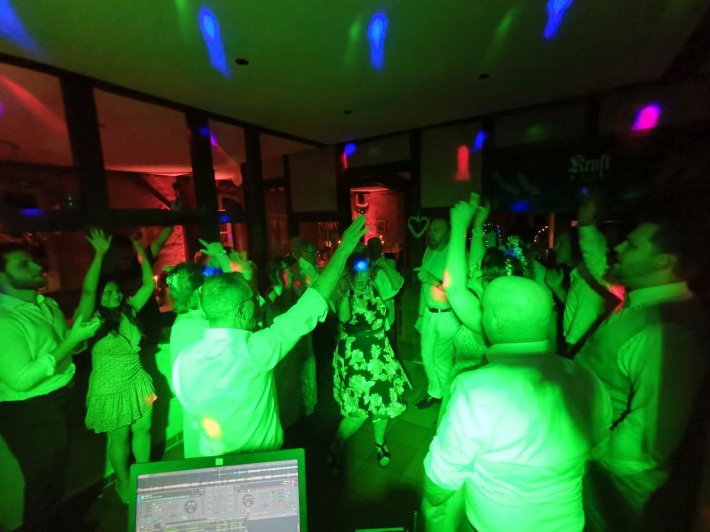 Gäste tanzen auf der Tanzfläche