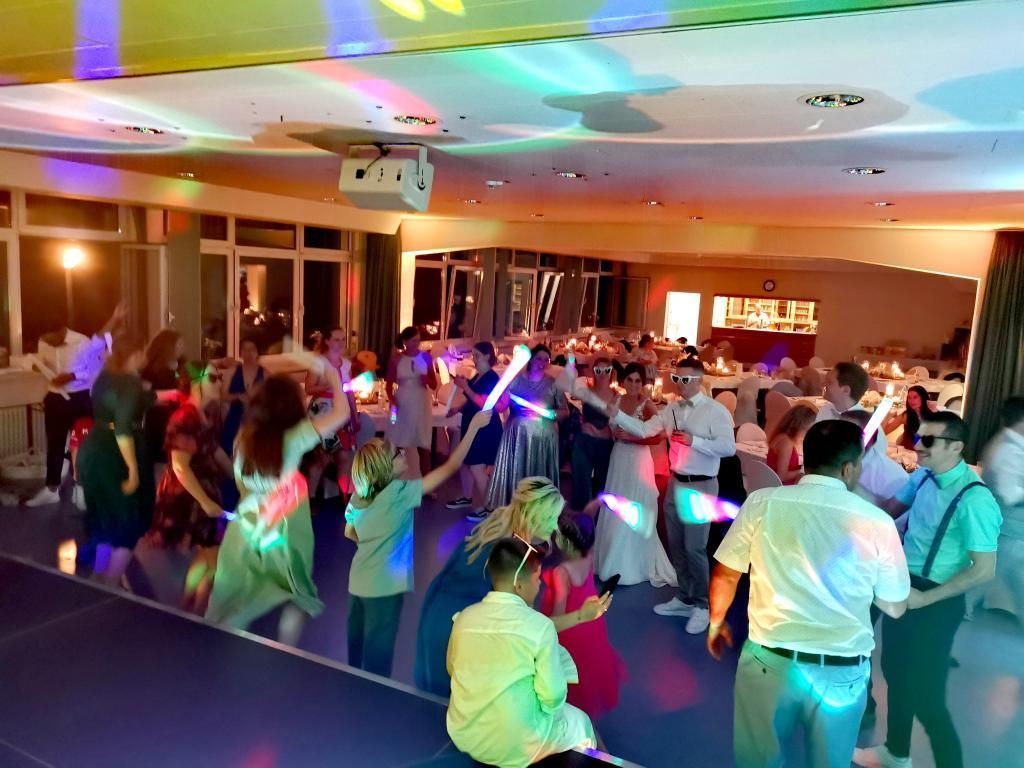 Gäste tanzen auf der Hochzeit in Niederkirchen