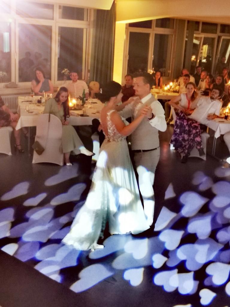 Der romantische Hochzeitstanz von Valerie und Daniel zur Eröffnung der Tanzfläche im Saarland.