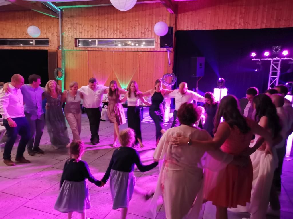 Absolute Party-Stimmung: Zahlreiche Gäste feiern gemeinsam das große Sirtaki-Finale auf der vollen Tanzfläche.
