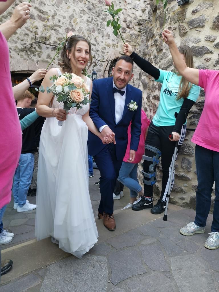... gemeinsam ohne Sorgen feiern Brautpaar nach der Trauung auf Schloss Oberstein