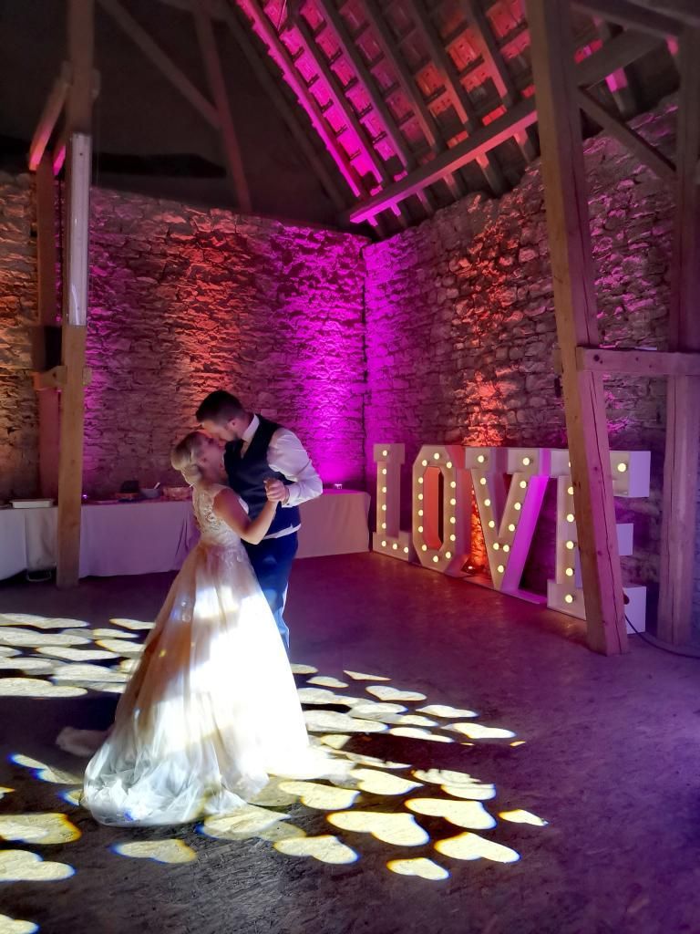 Traumhaftes Paar beim Tanzen vor LOVE Buchstaben