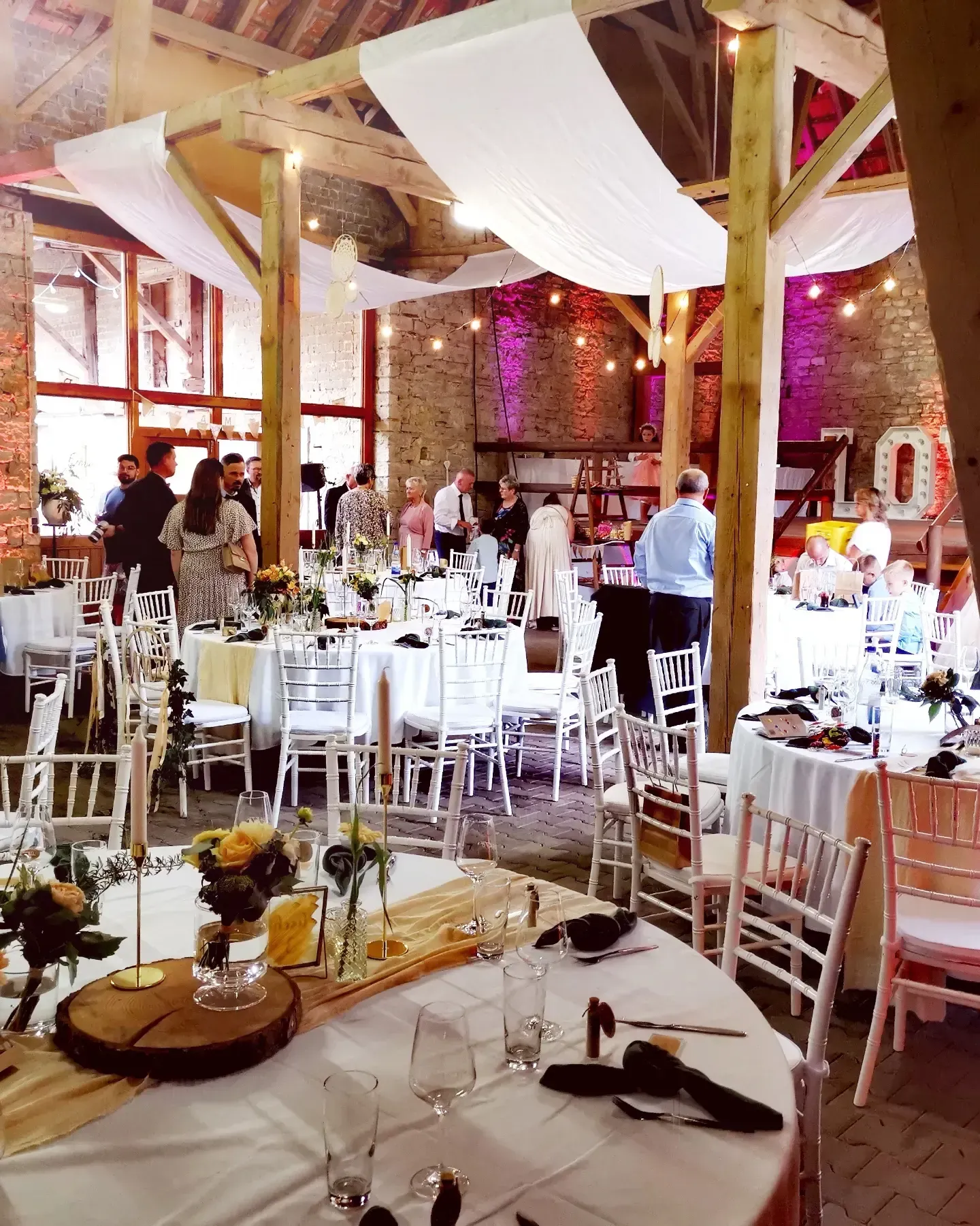 Zauberhaft dekorierte Scheune