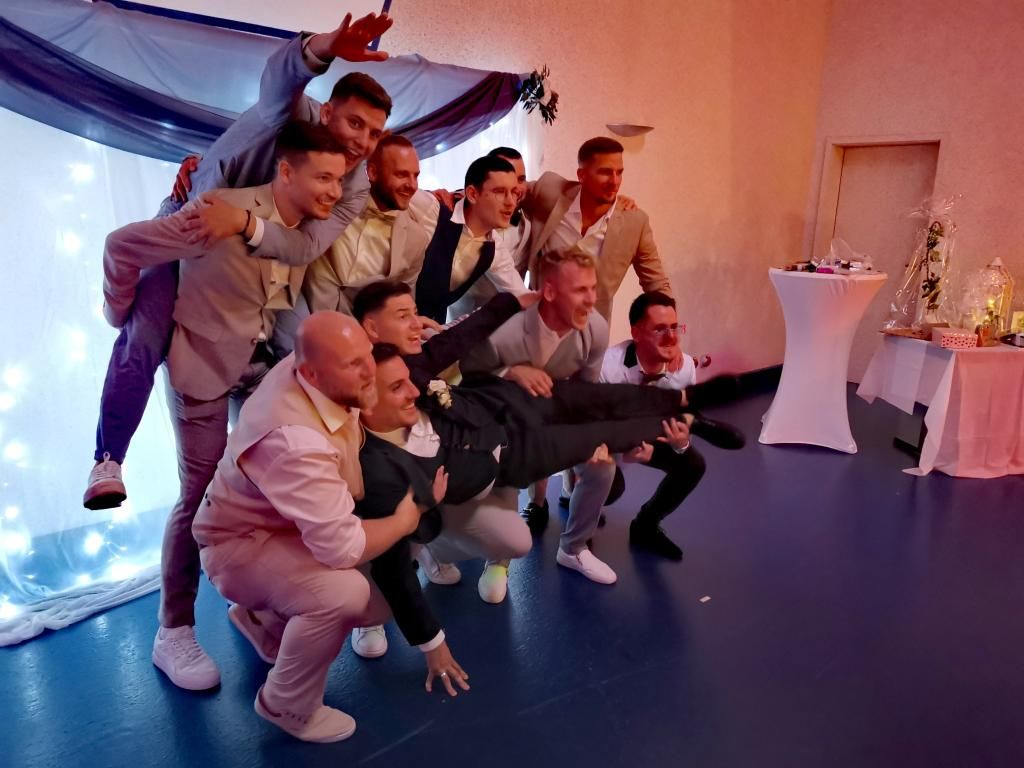 Beste Laune auf dem Event: Der Bräutigam Marius feiert ausgelassen mit seinen Freunden.