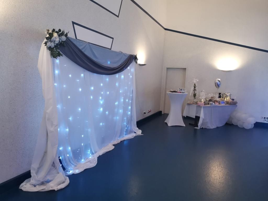 Das technische Setup von DJ Tom auf der dekorierten Bühne inklusive stylischer Fotobox für die Gäste.