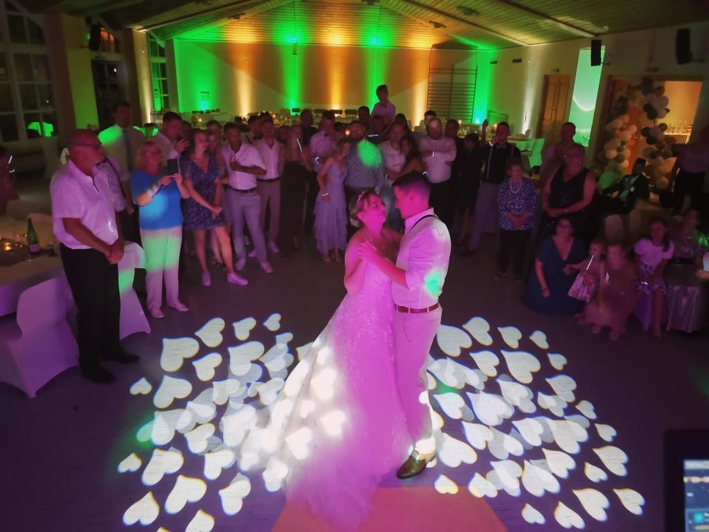 Ein traumhaftes Brautpaar Hochzeitspaar tanzt vor der Gesellschaft