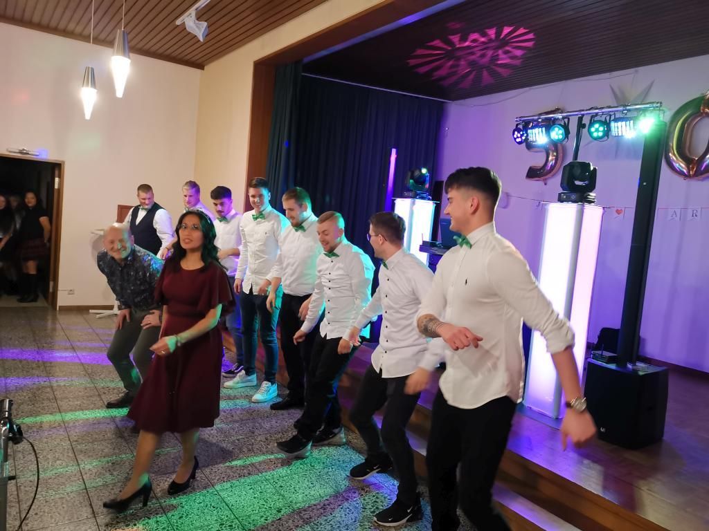 Männergruppe tanzt mit Brautpaar