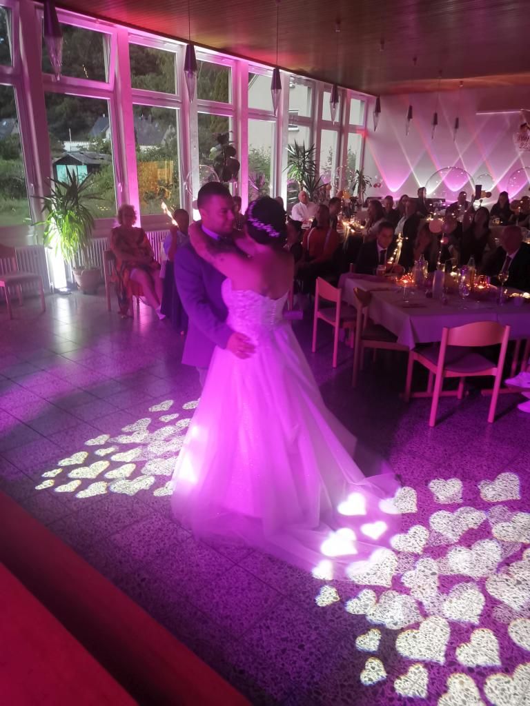 Der romantische und temperamentvolle Hochzeitstanz von Stefanny und Alex zur Eröffnung der Tanzfläche.