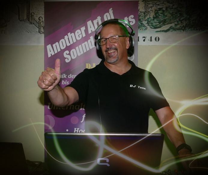 DJ Tom - euer Hochzeits DJ Idar-Oberstein Hochzeits-DJ Tom hinterm Pult