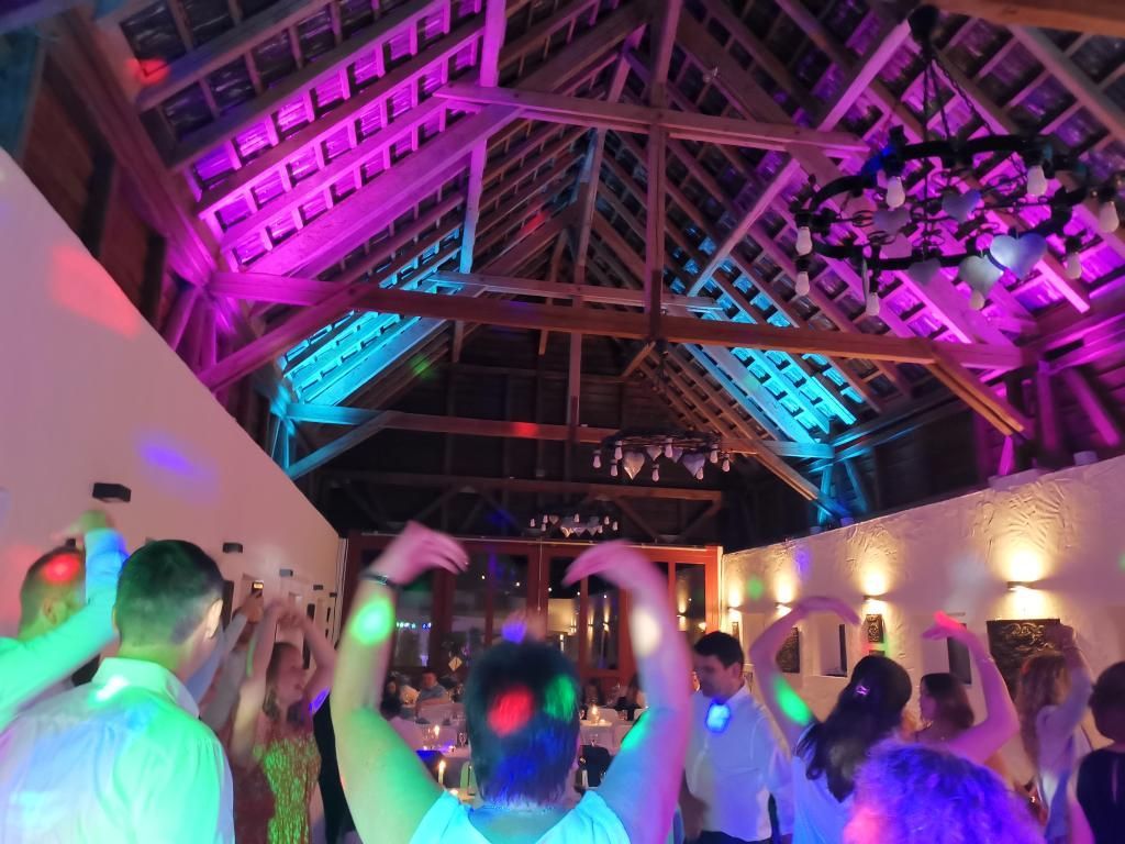 Rustikales Ambiente im Hunolsteiner Hof: Das alte Holzgebälk der Festscheune, stilvoll mit LED-Spots von DJ Tom illuminiert.