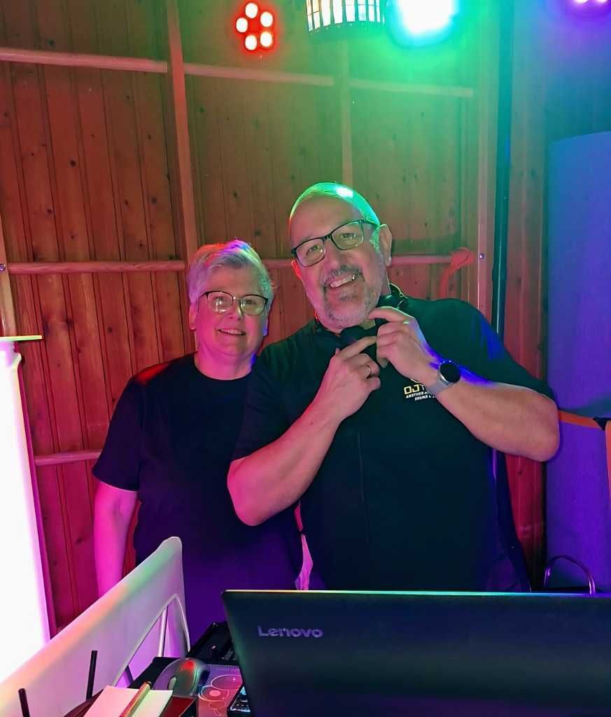 DJ Tom sorgt am DJ-Pult für den perfekten Mix aus Cha-Cha, Jive, Walzer und Klassikern.